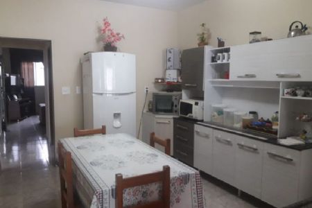 Casa à venda com 2 quartos, 220m² - Foto 1