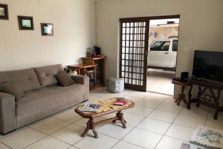 Casa à venda com 2 quartos, 190m² - Foto 1