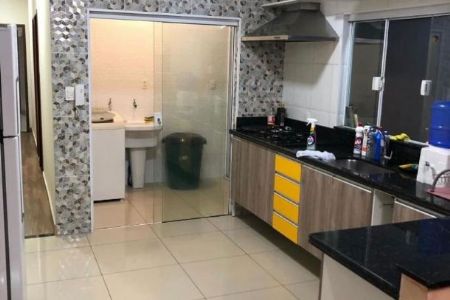 Casa à venda com 2 quartos, 100m² - Foto 1