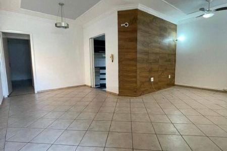 Casa à venda com 2 quartos, 105m² - Foto 1