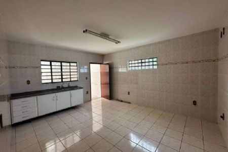 Casa à venda com 2 quartos, 120m² - Foto 1