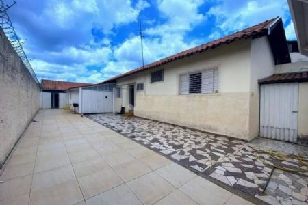 Casa à venda com 3 quartos, 127m² - Foto 1